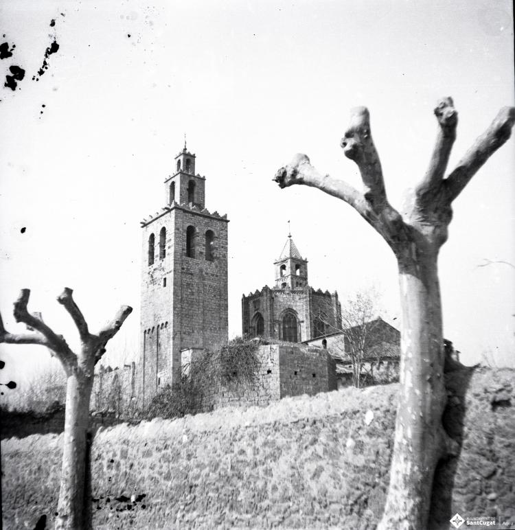 Vista de l'església de Sant Pere d'Octavià des de la muralla del carrer de la Torre.
