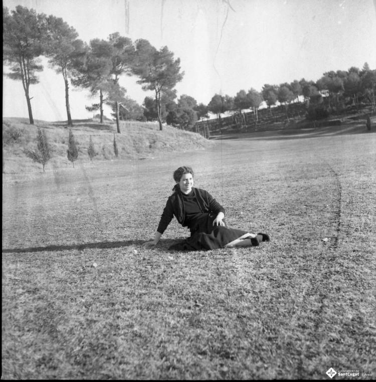 Elisabet Cabanas asseguda a un camp de golf.
