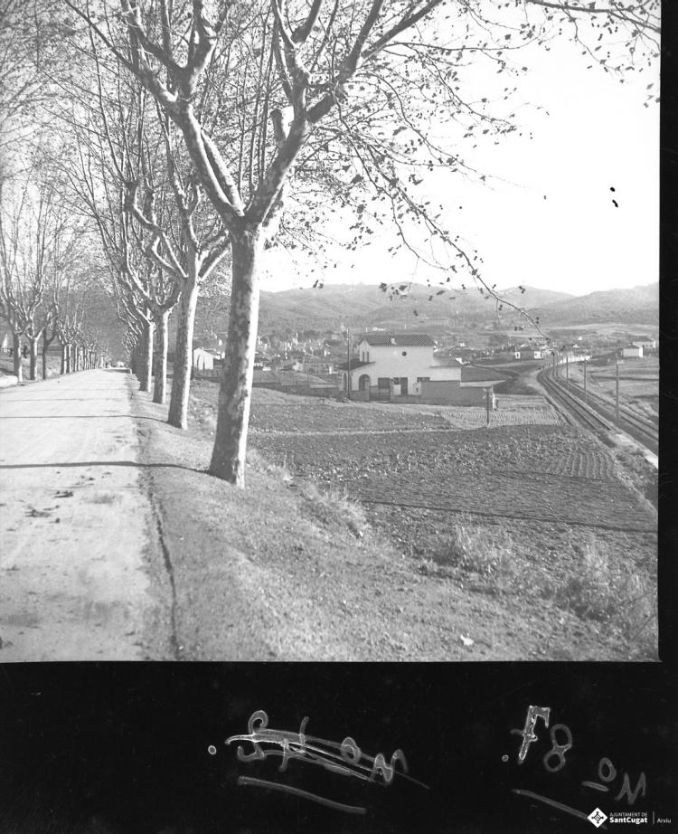 Avinguda Rius i Taulet, a la dreta de la imatge, la via del tren.