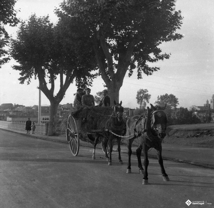 Carro passant pel pont del carrer de Francesc Moragas.
