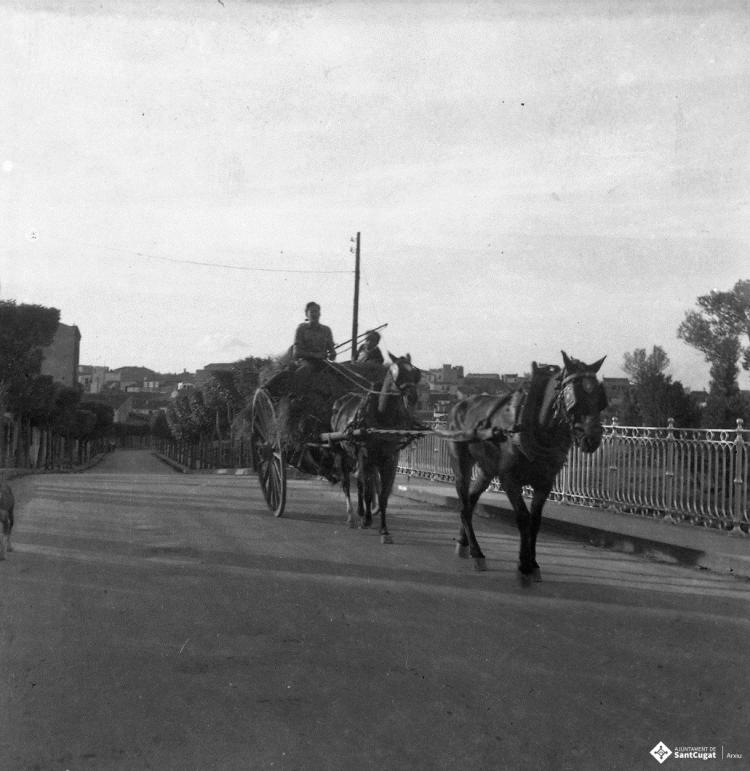 Carro de transport creuant el pont del carrer de Francesc Moragas.