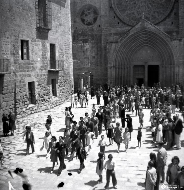 Festa Major. Sortida de la Missa Major, en honor de Sant Pere, patró de la ciutat.