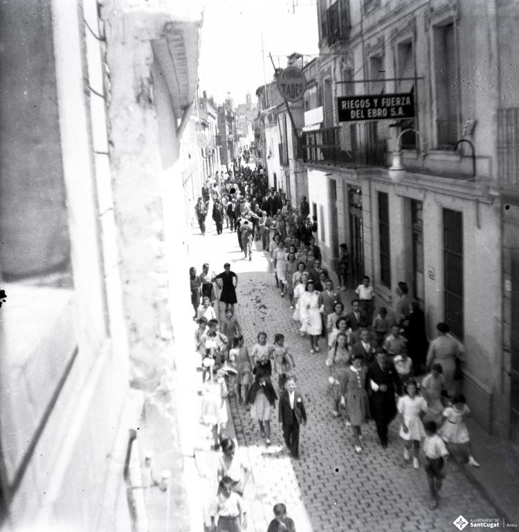 Celebració al Celler amb motiu de la Festa Major. Seguici  de les parelles dels balladors al carrer de Santa Maria.