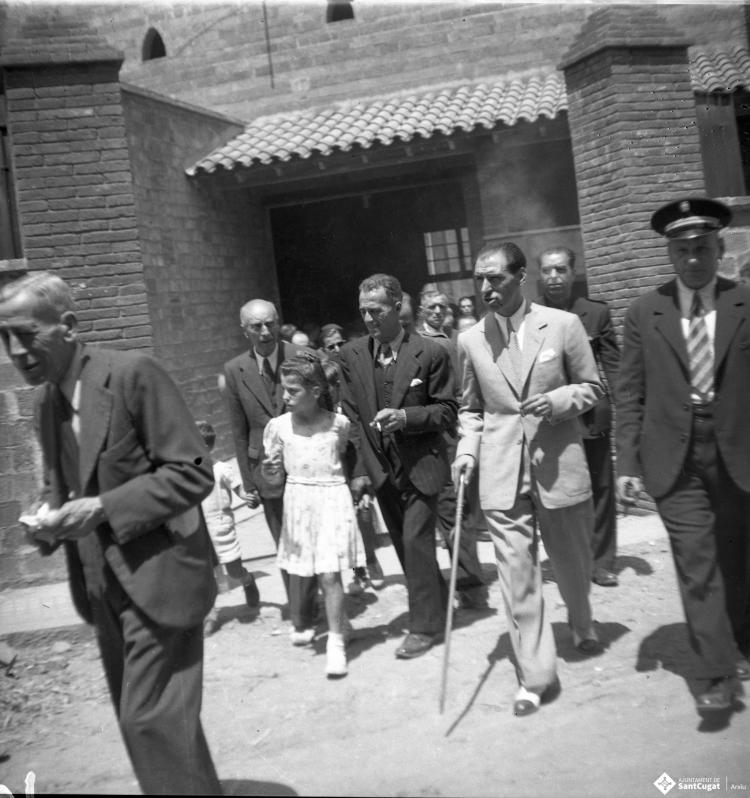 Celebració al Celler amb motiu de la Festa Major, Nicolàs Villar Recio sortint del recinte junt amb altres assistents.