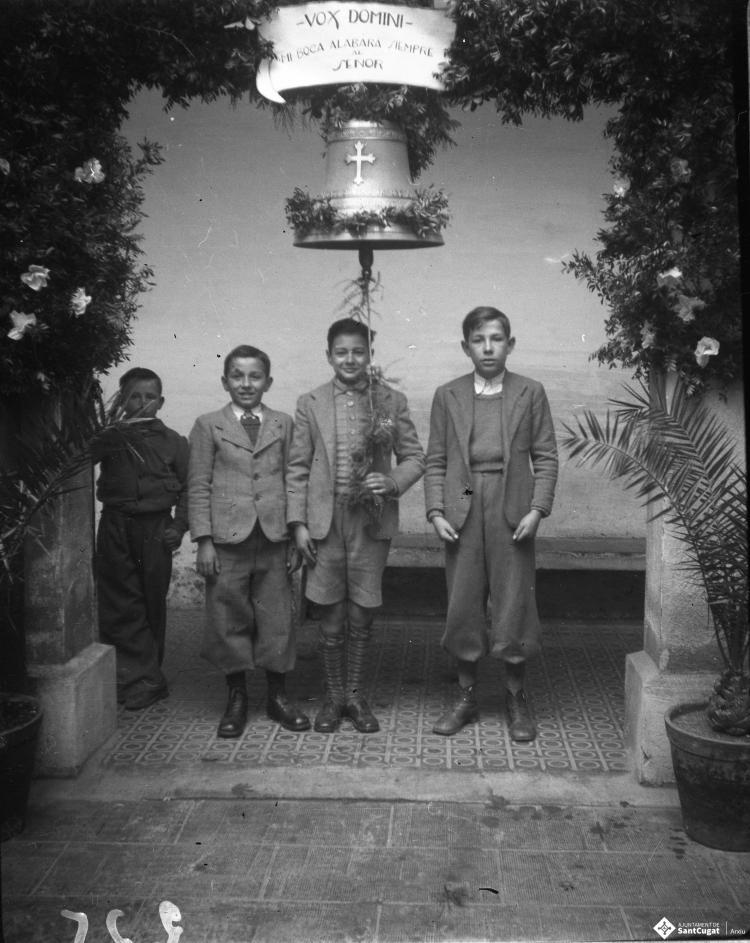 Festa de Sant Antoni Abat. Quatre infants posen sota la campana.