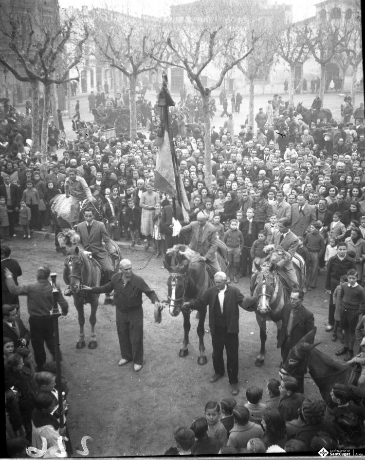 Festa de Sant Antoni Abat. El banderer Claudi Farrés Maria, de cal Perolet i els cordonites Tomàs i Miquel Farrés Pla, a la plaça d'Octavià.