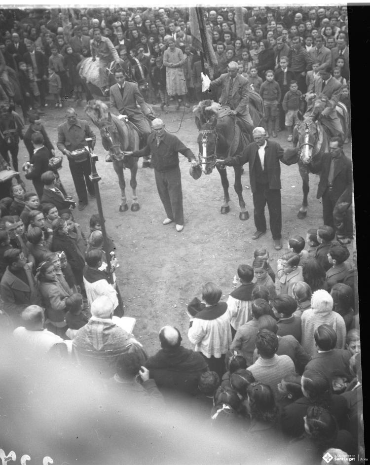 Festa de Sant Antoni Abat. El banderer Claudi Farrés Maria, de cal Perolet i els cordonites Tomàs i Miquel Farrés Pla, a la plaça d'Octavià.