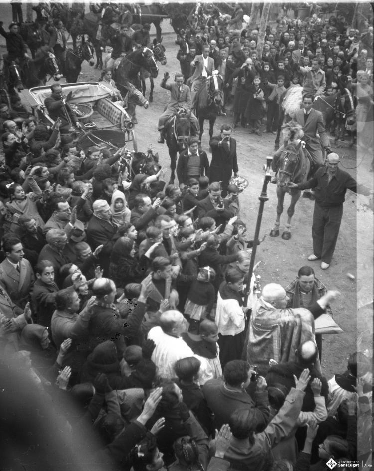 Festa de Sant Antoni Abat. Benedicció del mossèn a l'arribada dels pendonistes, a la plaça d'Octavià.