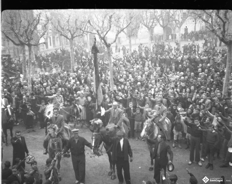 Festa de Sant Antoni Abat. El banderer Claudi Farrés Maria, de cal Perolet i els cordonites Tomàs i Miquel Farrés Pla a la plaça d'Octavià.