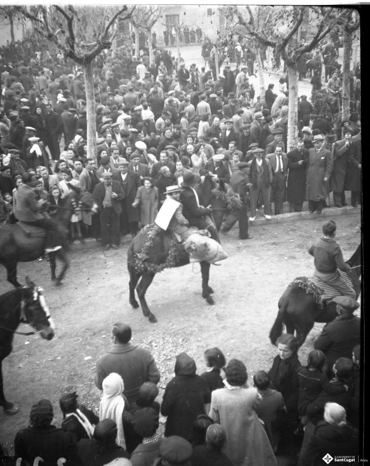 Festa de Sant Antoni Abat. Arribada dels participants a cavall a la plaça d'Octavià.
