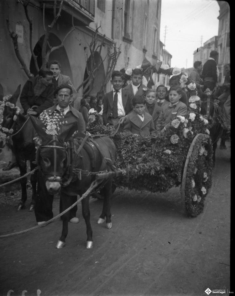 Festa de Sant Antoni Abat. Carruatge amb infants al carrer Major.