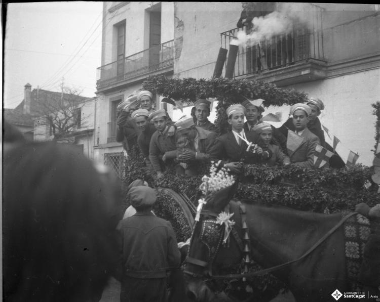 Festa de Sant Antoni Abat. Els membres de la Penya Regalèssia, vestits e mariners, saluden des del seu carruatge.