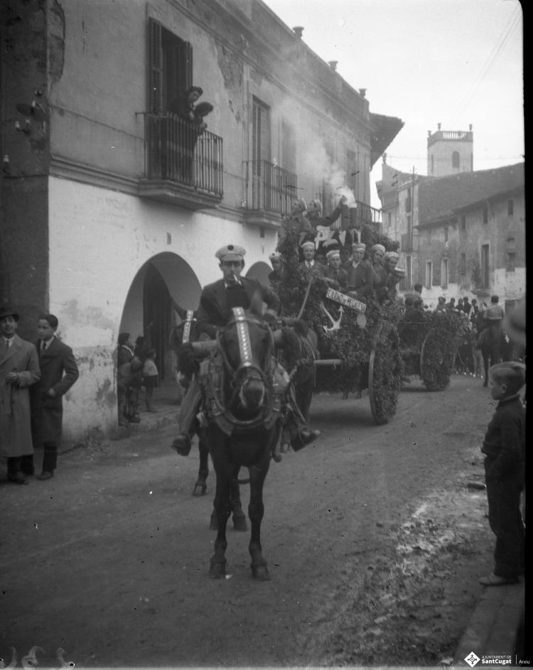 Festa de Sant Antoni Abat. Passada dels carruatges pel carrer Major.