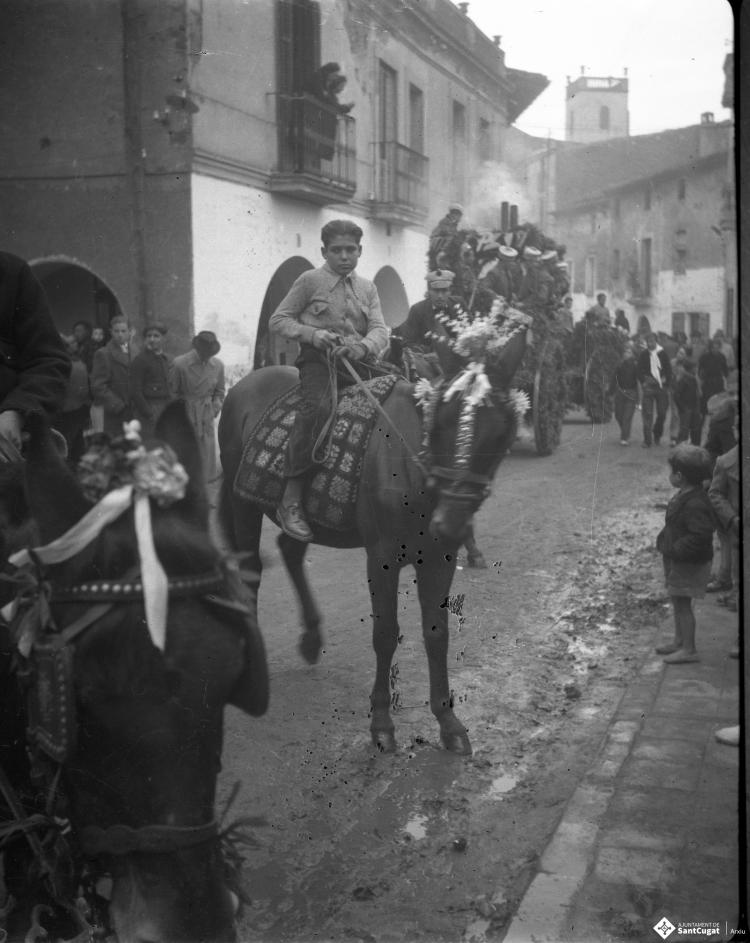 Festa de Sant Antoni Abat. Passada dels carruatges pel carrer Major.
