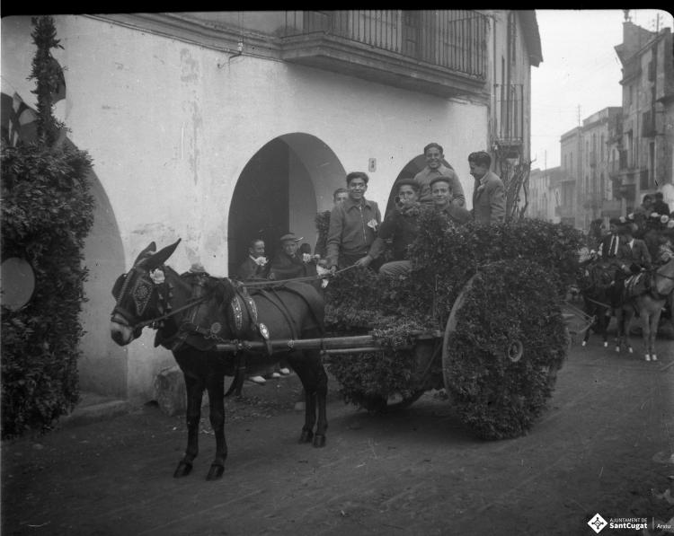 Festa de Sant Antoni Abat. Passada dels carruatges pel carrer Major.