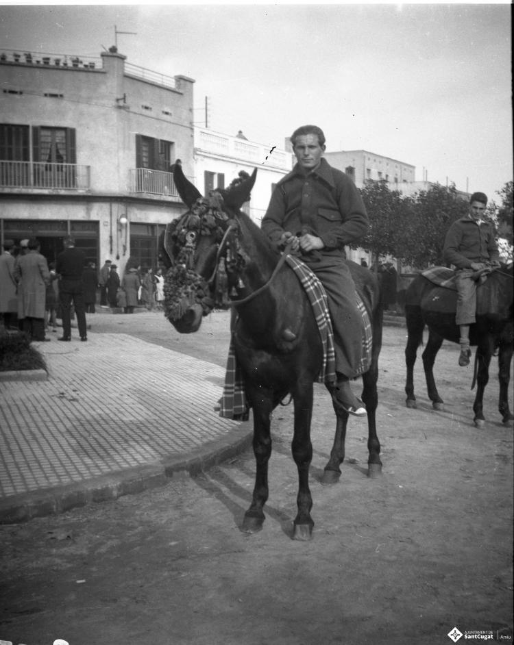 Festa de Sant Antoni Abat. Retrat d'un jove muntant a cavall a la plaça de Lluís Millet.