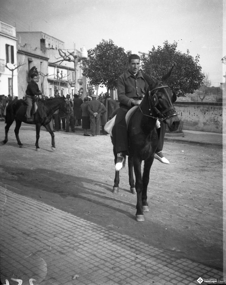 Festa de Sant Antoni Abat. Retrat d'un jove muntant a cavall a la plaça de Lluís Millet.
