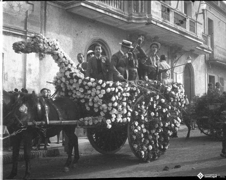 Festa de Sant Antoni Abat. Carro guarnit amb flors al seu pas per la plaça de Barcelona
