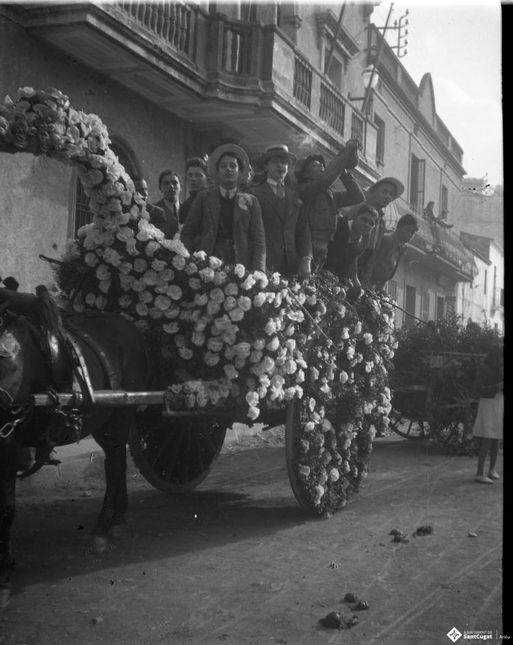 Festa de Sant Antoni Abat. Carro guarnit amb flors al seu pas per la plaça de Barcelona