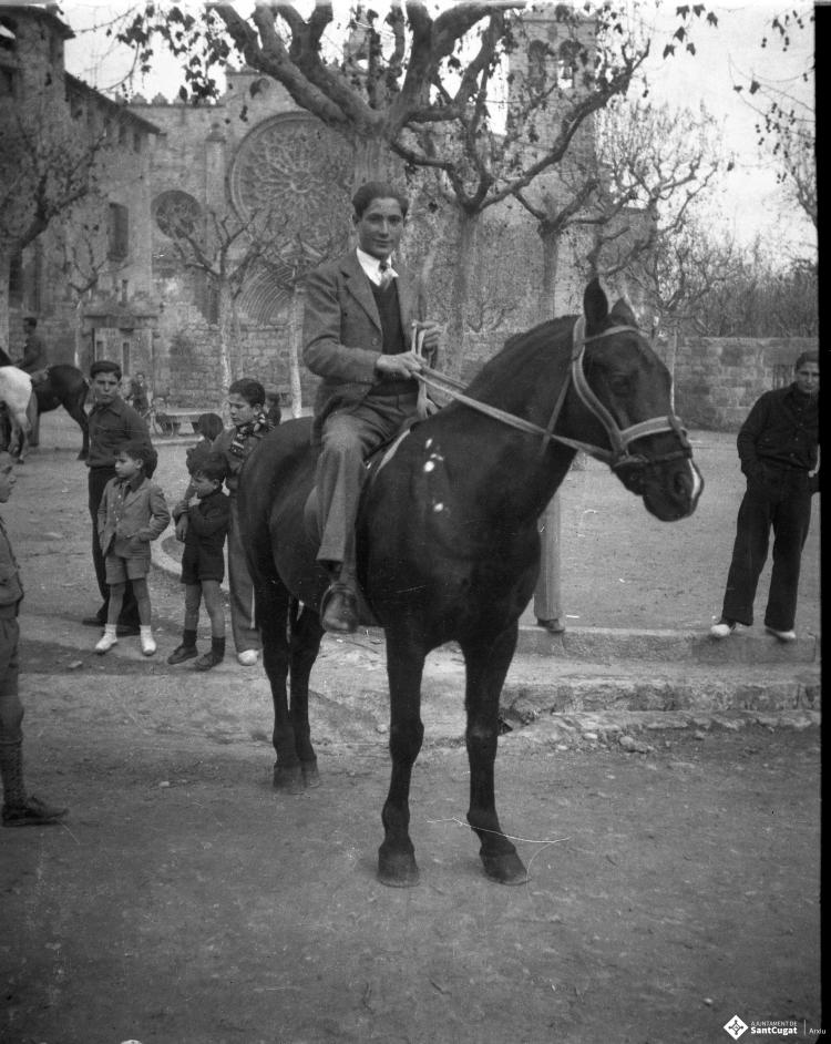 Festa de Sant Antoni Abat. Retrat d'un jove muntant a cavall a la plaça d'Octavià.