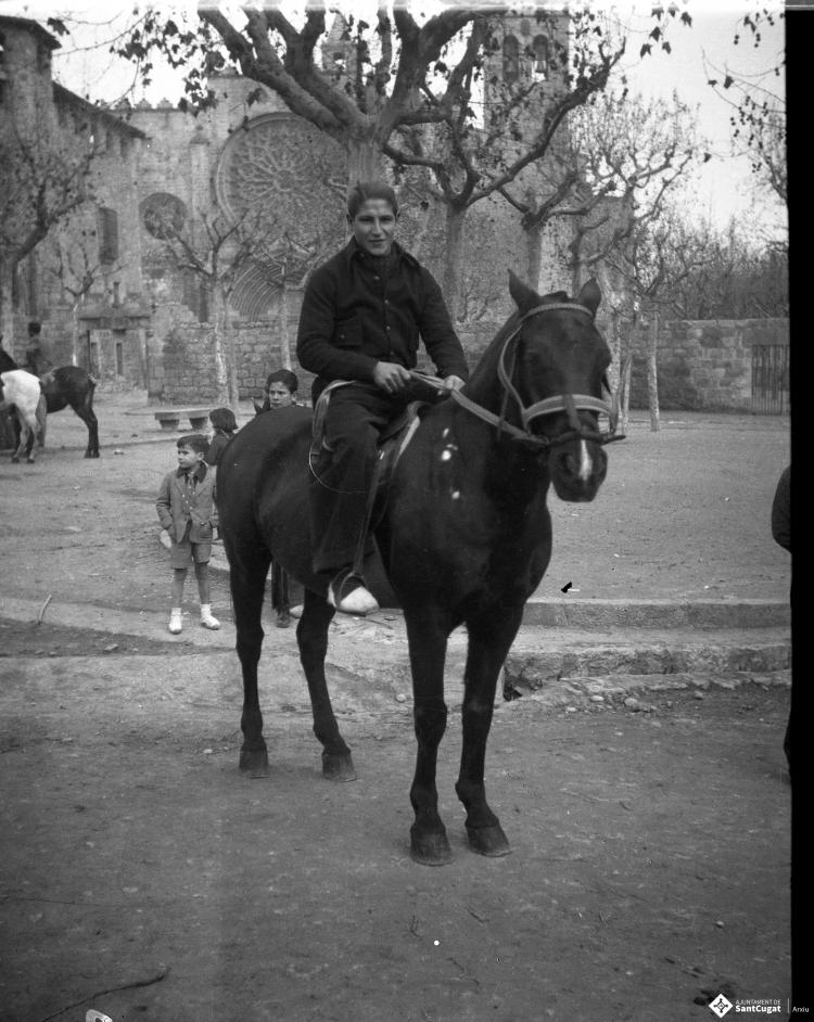 Festa de Sant Antoni Abat. Retrat d'un jove muntant a cavall a la plaça d'Octavià.