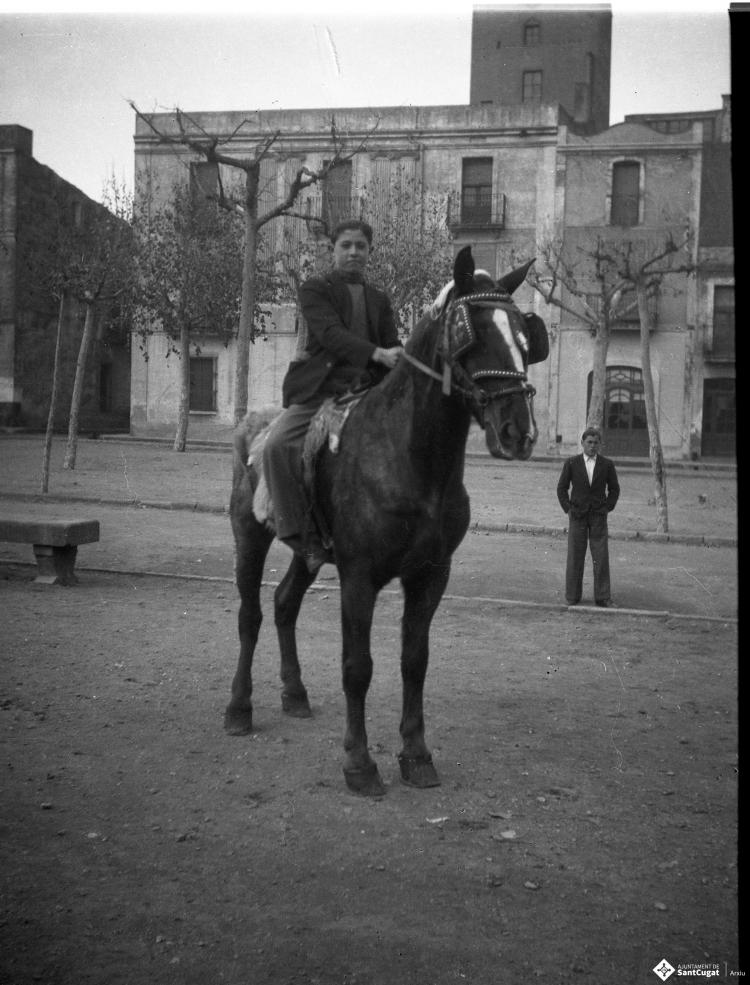 Festa de Sant Antoni Abat. Retrat d'un jove muntant a cavall a la plaça d'Octavià.