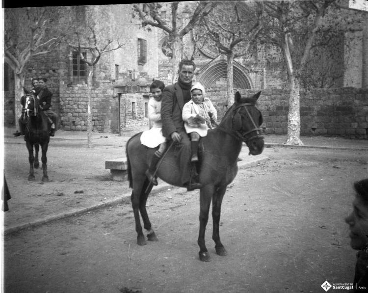 Festa de Sant Antoni Abat. Retrat d'un home  i dos infants muntant a cavall a la plaça d'Octavià.