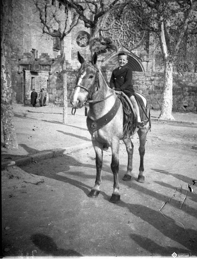 Festa de Sant Antoni Abat. Retrat d'un infant muntant a cavall a la plaça d'Octavià.