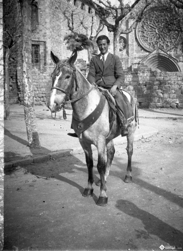 Festa de Sant Antoni Abat. Retrat d'un home muntant a cavall a la plaça d'Octavià.