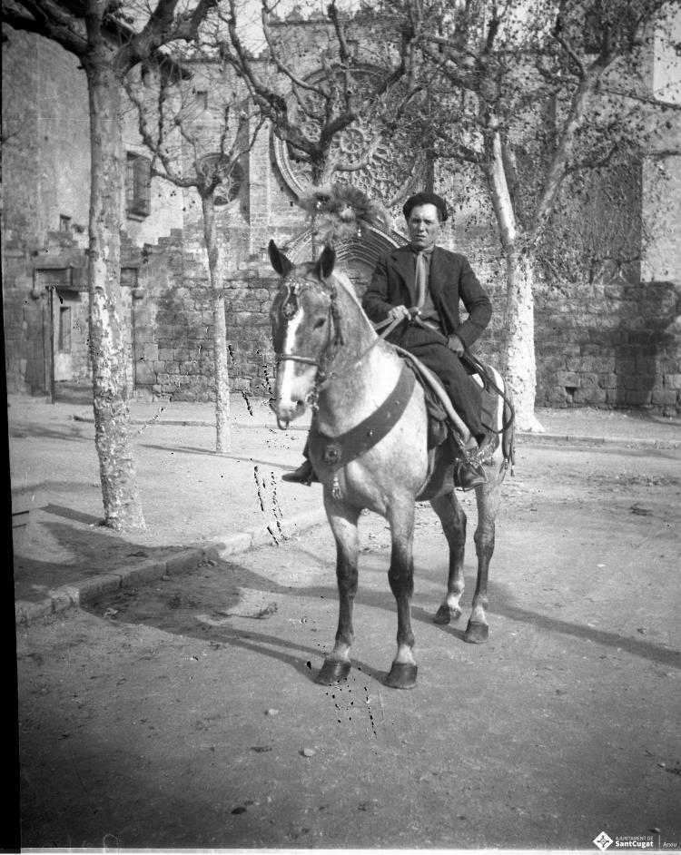 Festa de Sant Antoni Abat. Retrat d'un home muntant a cavall a la plaça d'Octavià.