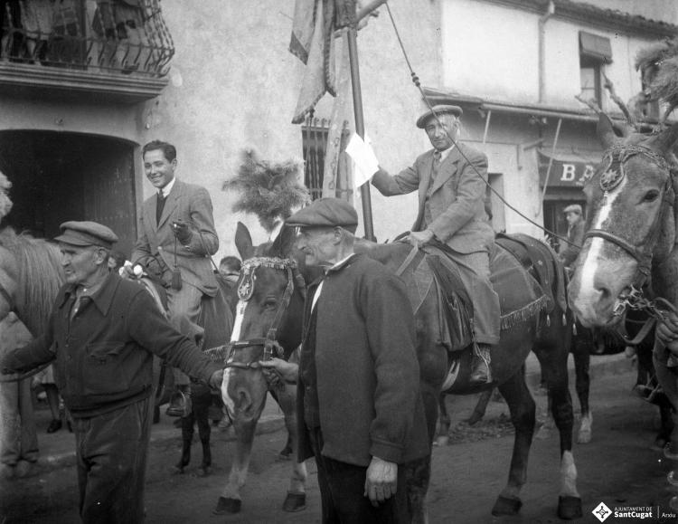Festa de Sant Antoni Abat. Els banderer Claudi Farrés Maria, de cal Perolet, i els cordonistesTomàs Farrés Pla i Miquel Farrés Pla, al carrer de Valldoreix abans d'arribar a la plaça de l'estació.