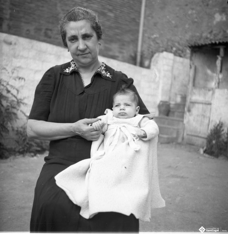 Retrat d'una dona amb un nadó en braços.