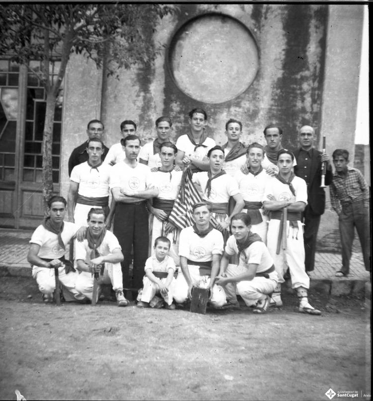 Festa major. Retrat de grup dels bastoners davant de la Unió.