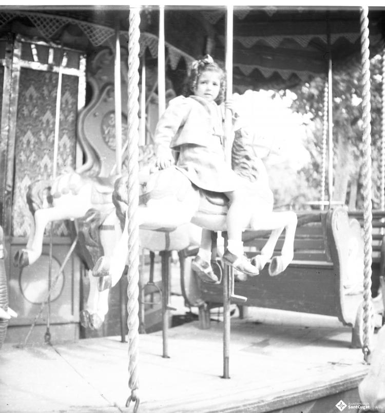Retrat d'Elisabet Cabanas als cavallets.