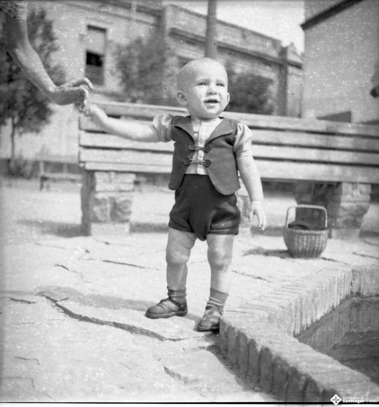Retrat d'un infant no identificat, a la plaça dels Quatre Cantons.
