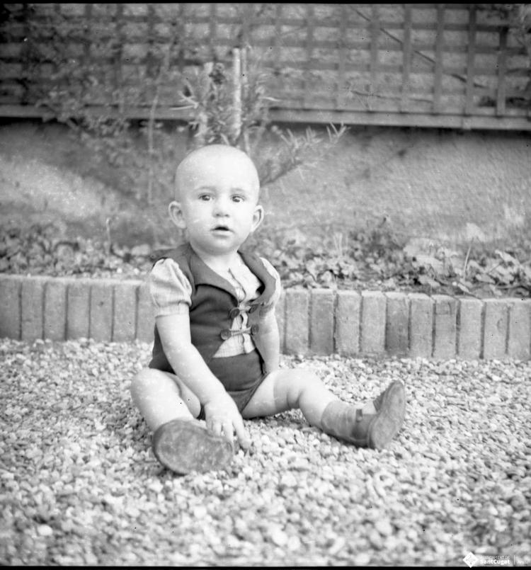 Retrat d'un infant no identificat, a la plaça dels Quatre Cantons.