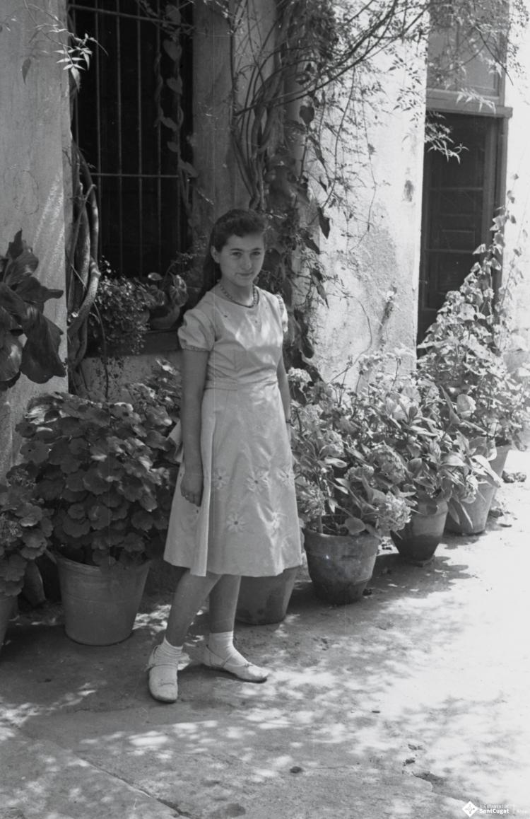 Retrat d'una nena al pati del fotògraf.