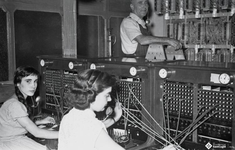 Operadora a la centraleta del servei telefònic de Sant Cugat del Vallès.