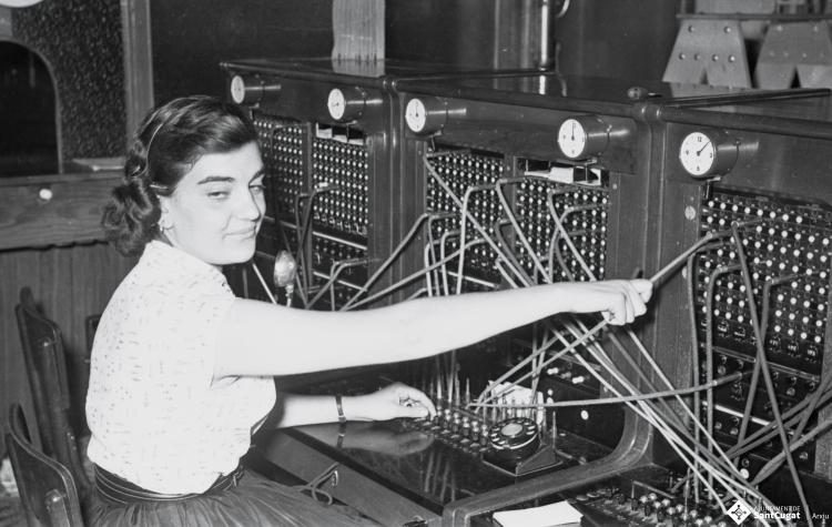 Operadora a la centraleta del servei telefònic de Sant Cugat del Vallès.