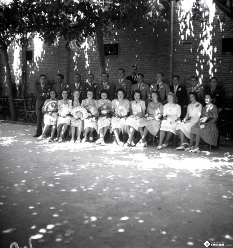 Festa Major. Retrat de grup de les parelles del Paga-li Joan, amb el mestre Manel Farrés, a la Unió.