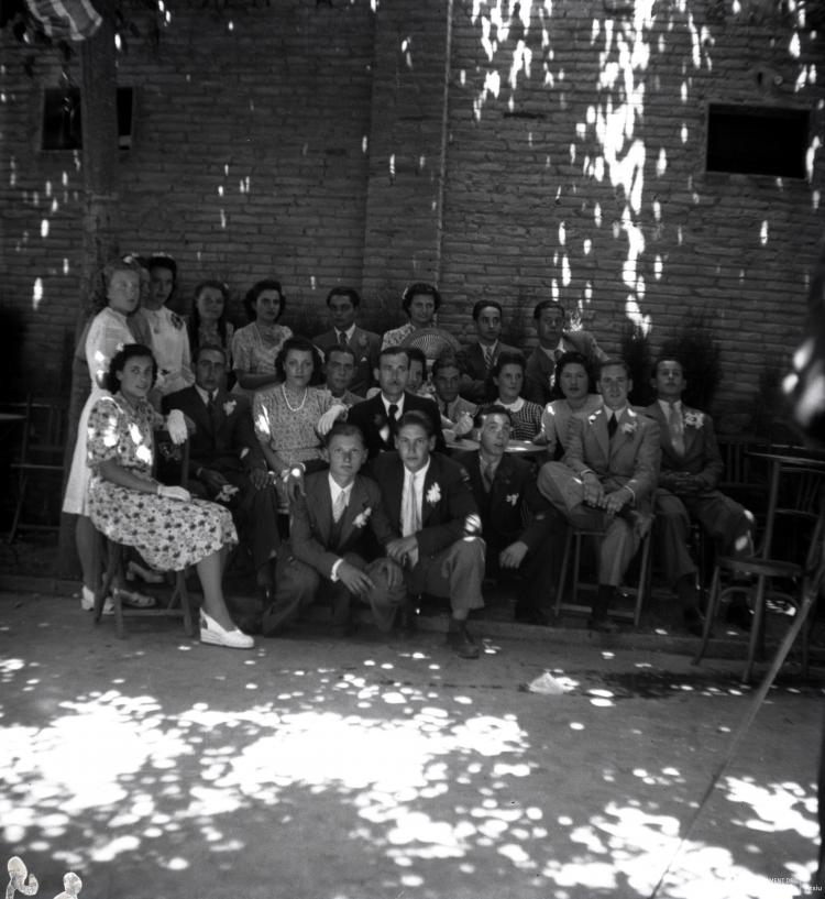 Festa Major. Retrat de grup de les parelles del Paga-li Joan, amb el mestre Manel Farrés, a la Unió.
