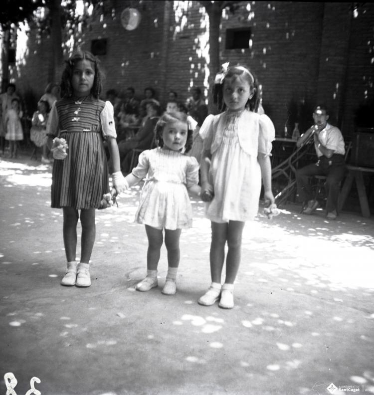 Festa Major.Retrat d'infants al pati de la Unió.