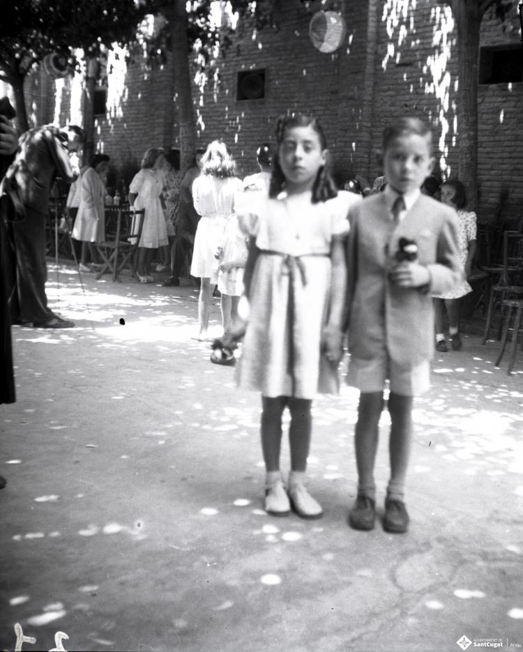 Festa Major.Retrat d'infants al pati de la Unió.