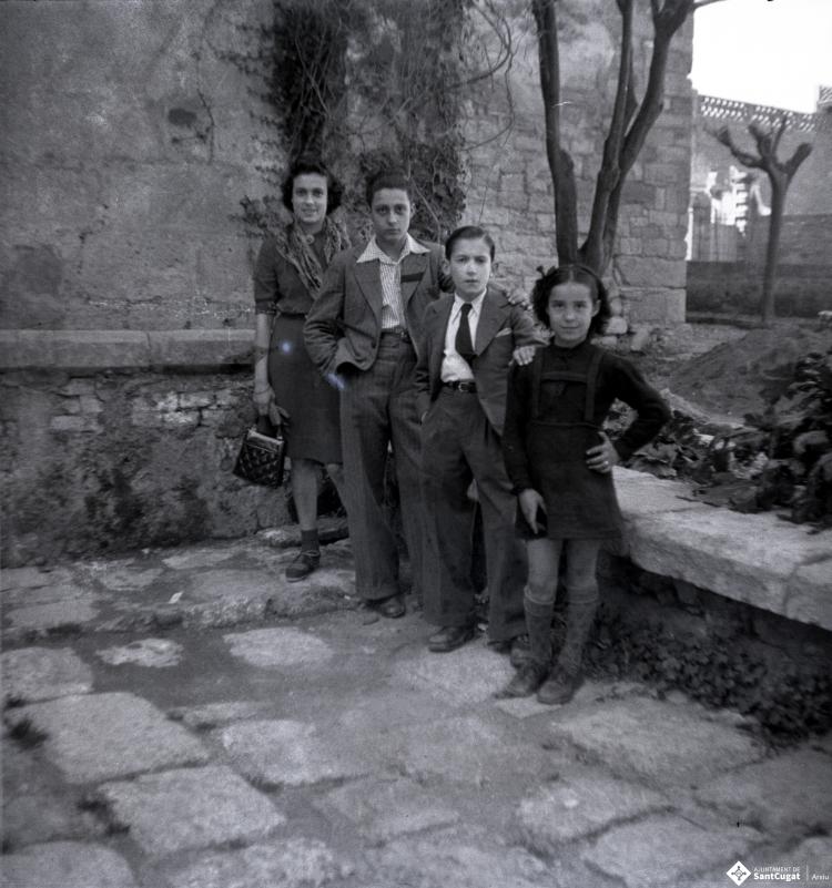 Joves retratats davant el palau abacial i el claustró.