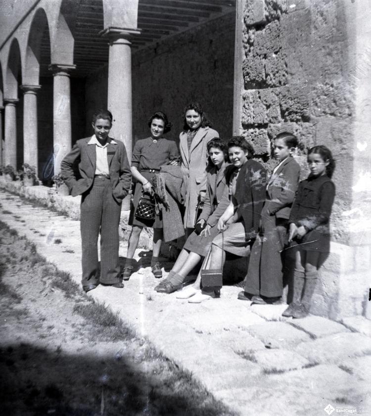 Joves retratats davant el palau abacial i el claustró.