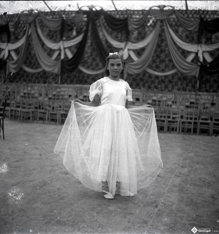 Festa Major. Ball a l'envelat, retrat d'una nena, probablement membre de la secció infantil de l'Esbart Dansaire dirigit per Manuel Farrés.