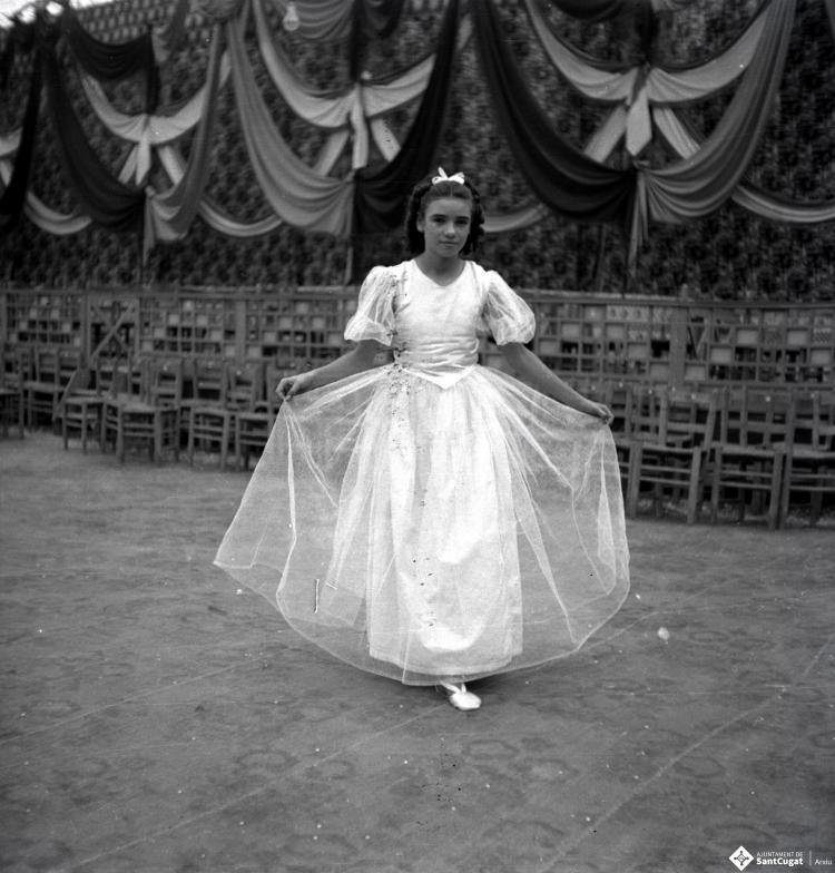Festa Major. Ball a l'envelat, retrat d'una nena, probablement membre de la secció infantil de l'Esbart Dansaire dirigit per Manuel Farrés.