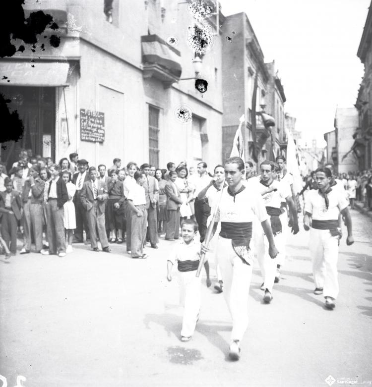 Fira de setembre. Desfilada i actes politicomilitars als Quatre Cantons, festa del Frente de Juventudes, en presència del governador civil.