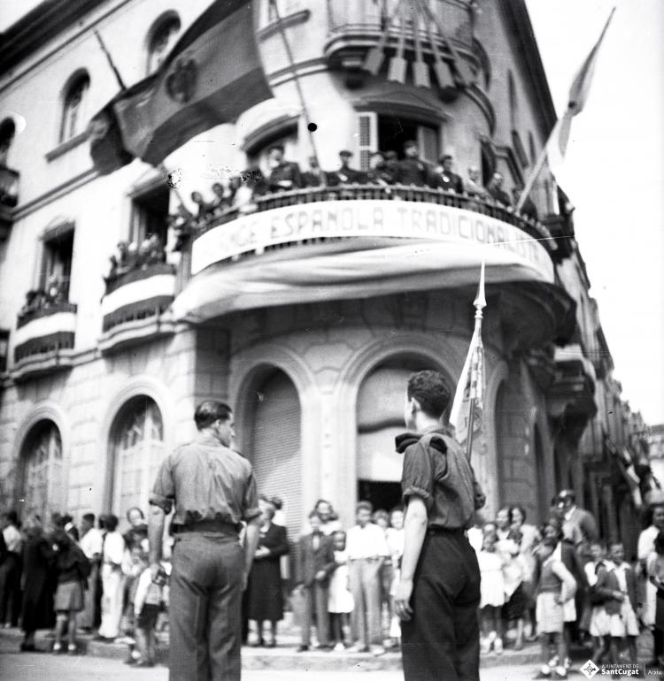 Fira de setembre. Desfilada i actes politicomilitars als Quatre Cantons, festa del Frente de Juventudes, en presència del governador civil.