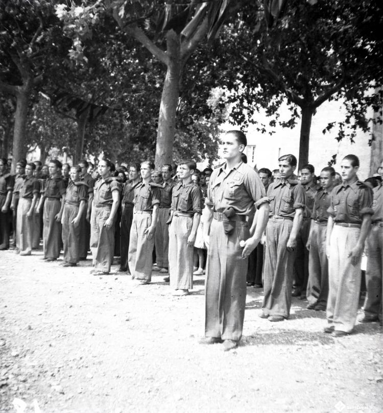 Fira de setembre. Desfilada i actes politicomilitars, a l'actual Parc de l'Hort de l'Abat-Jardins del Paga-li Joan.